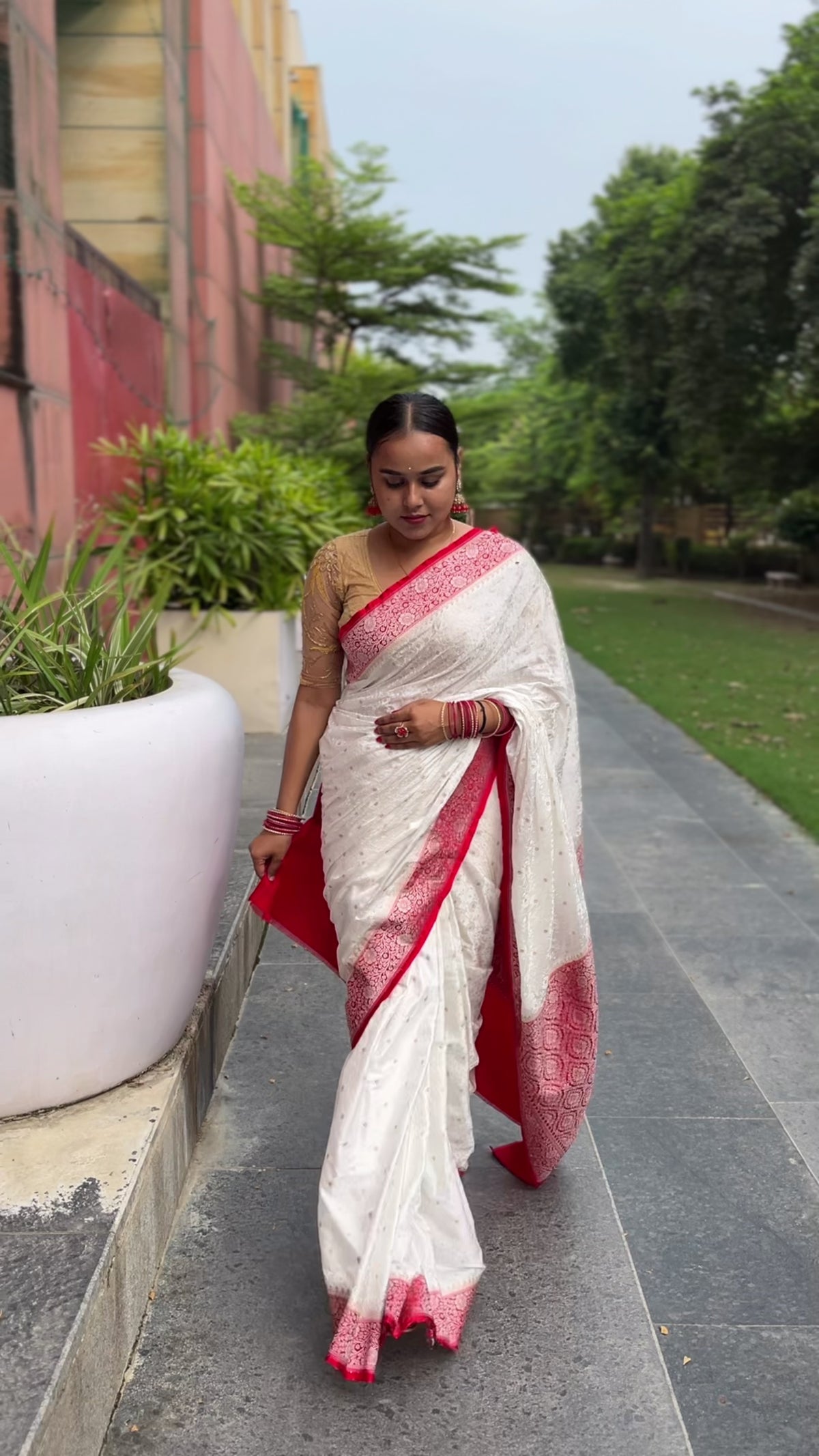 Beautiful white tanchui Mashru silk Banarasi saree